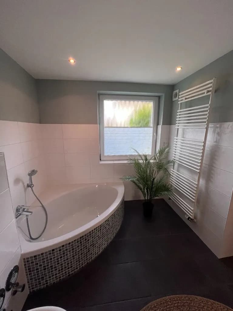 Badezimmer mit Dusche und Badewanne im Apartment Deck 6 Bremerhaven