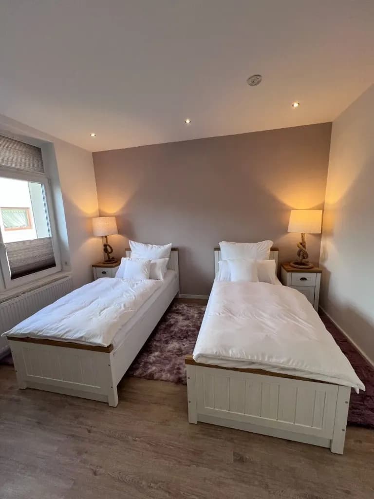 Modernes Schlafzimmer mit Doppelbett im Apartment Deck 6 Güden Pearl
