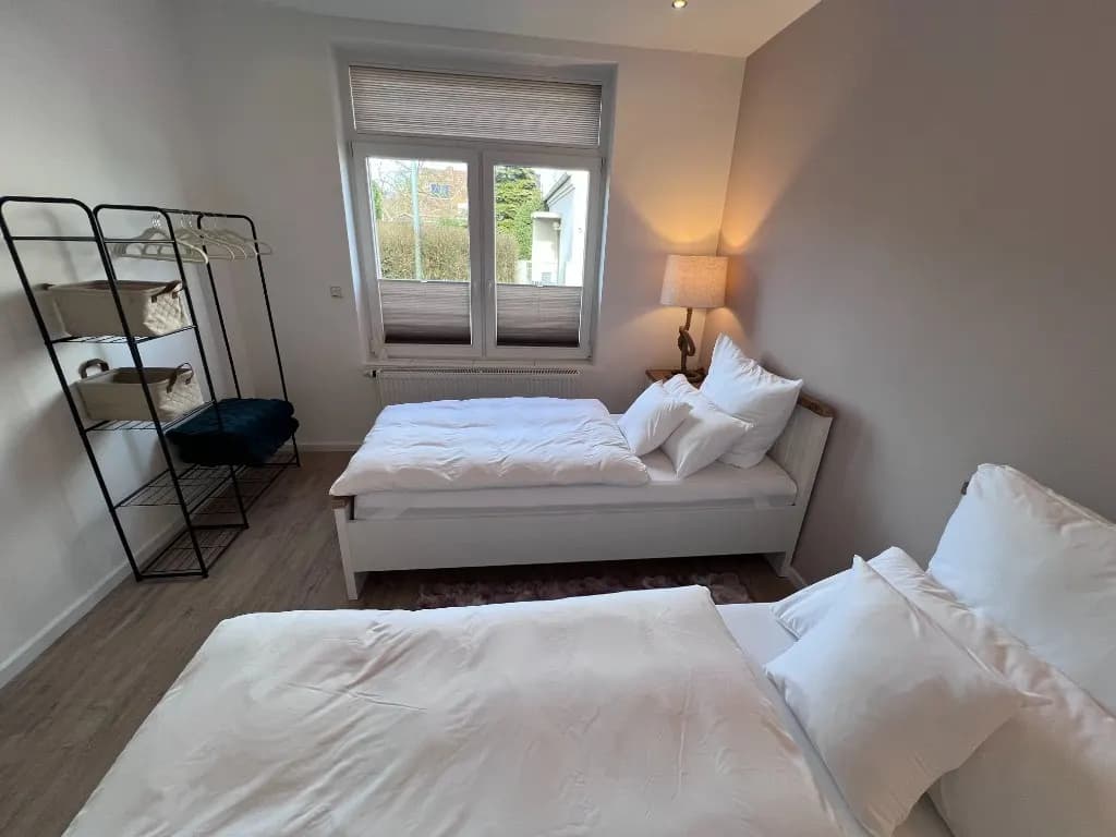 Modernes Schlafzimmer der Ferienwohnung Deck 6 Güden Pearl Bremerhaven
