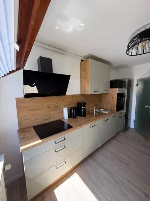 Voll ausgestattete Küche der Monteurwohnung in Bremerhaven