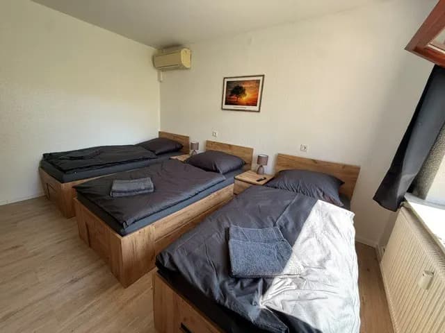 Schlafzimmer mit drei Betten in den Güden Monteurwohnungen Bremerhaven