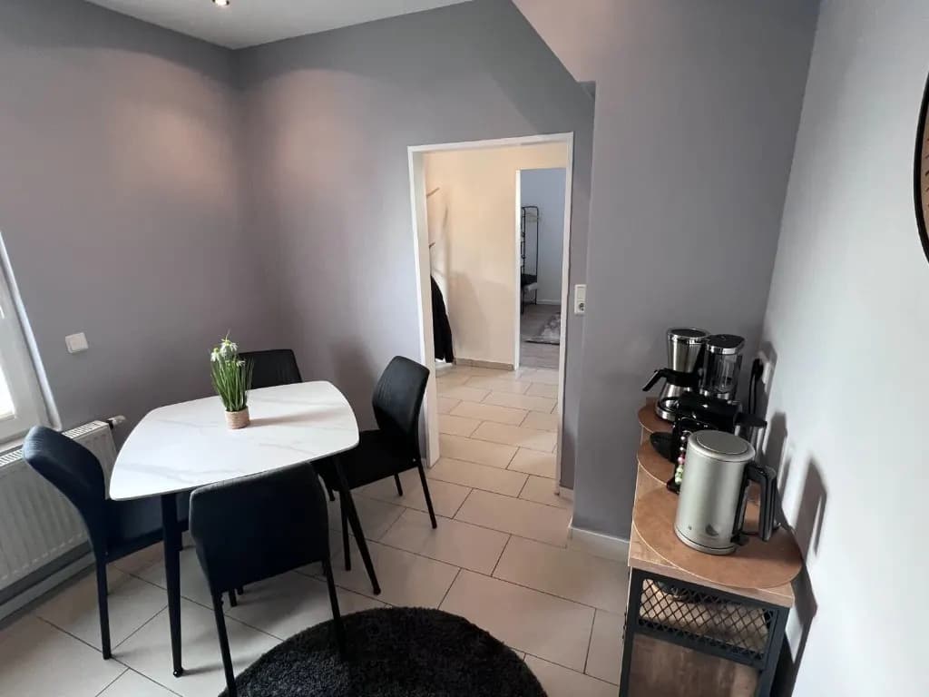 Helles Wohnzimmer und Essbereich der Ferienwohnung Deck 6 in Bremerhaven Helles Wohnzimmer und Essbereich der Ferienwohnung Deck 6 in Bremerhaven